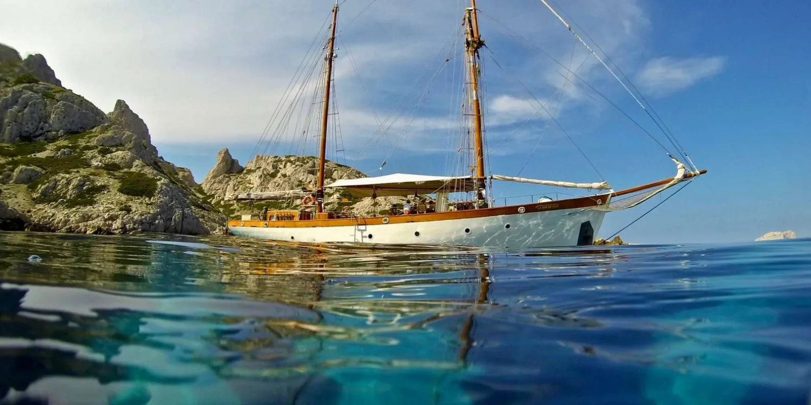 Marseille: Calanques Boat Tour with Swimming, Buffet & Wine